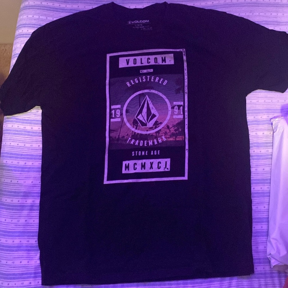 Men’s Size Large Black Volcom Short Sleeve Tee With Sunset Background Graphic